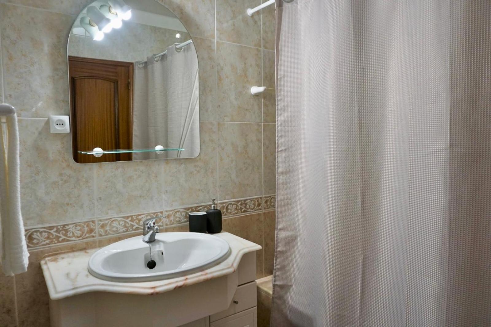Апартаменты Cozy Alvor Retreat - Sunset Balcony, Wi-Fi & Ac Экстерьер фото