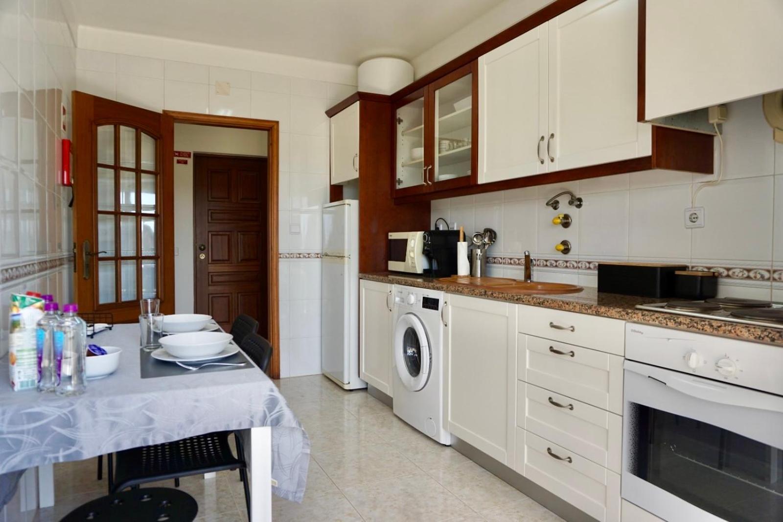 Апартаменты Cozy Alvor Retreat - Sunset Balcony, Wi-Fi & Ac Экстерьер фото